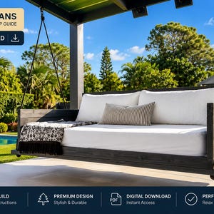 Peut inclure: Un lit balancelle suspendu en bois foncé avec un matelas blanc épais, deux grands oreillers rectangulaires blancs et un petit coussin lombaire rayé. Un plaid à motifs noir et blanc est posé sur le côté. Le texte indique DIY PLANS.
