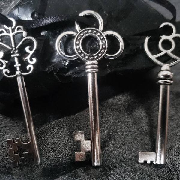 Hecate Silver 3 Key Set | Goddess Hekate | maiden mother crone | evil protection | witchcraft pendant | vintage | wiccan pagan altar decor