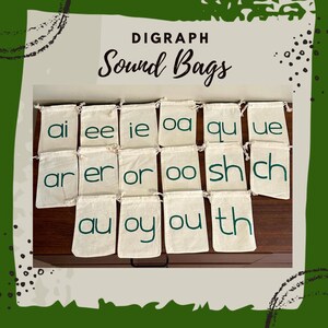 Puede incluir: Un conjunto de pequeñas bolsas con cordón de color crema, cada una etiquetada con un dígrafo en letras verdes. Las bolsas están dispuestas en filas, con las palabras "DIGRAPH" y "Sound Bags" encima.