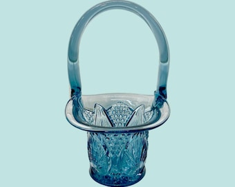 Vintage Fenton rokerige blauwe glazen mand, spijkerzool geslepen glas, 7 inch hoog