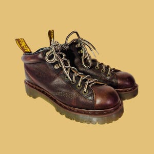 Botas de cuero vintage Doc Martens 8287, fabricadas en Inglaterra, talla 6 para hombre y 8 para mujer.