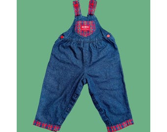 Jardineira vintage Oshkosh B'Gosh em jeans com estampa de maçãs, tamanho 2T, década de 1980, fabricada nos EUA.