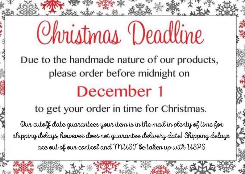 Pode incluir: Um cart&atilde;o branco com texto vermelho que diz "Prazo de Natal". O texto explica que, devido &agrave; natureza artesanal dos produtos, os pedidos devem ser feitos antes da meia-noite de 1 de dezembro para garantir a entrega para o Natal. O cart&atilde;o tem uma borda de floco de neve.