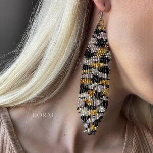 Pendientes de araña con cuentas de semillas y estampado de leopardo: flecos bohemios grises