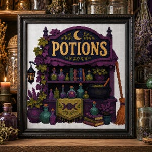 Könnte beinhalten: Eine gerahmte Kreuzstichstickerei, die eine violette Ladenfront mit dem Wort POTIONS in gelben Buchstaben zeigt. Die Szene umfasst Regale mit verschiedenen Glasflaschen, einen schwarzen Kessel, einen Besen, Bücher und ein Mondsichelsymbol.
