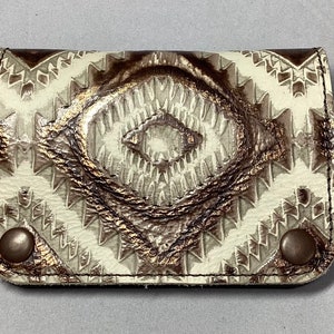 Cartera minimalista marrón oscuro, cartera pequeña, cartera de piel de vaca marrón, cartera de cuero, cartera para tarjetas, cara con estampado "azteca" en color marfil/chocolate/cobre