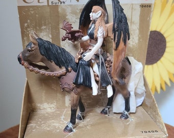 Vintage SCHLEICH SURAH Alffigur 15 cm Surah Alffigur med Baby Dragon Riding Horse, Ny i Originalkartong, Samlarleksak Fantasyfigur