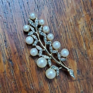 Vintage Gorgeous Pearl & Rhinestone Brooch Pin 1970&#39;s Leaf Motif, Elegant, Timeless, W/Gift Box Included Christmas Holiday Fashion Brooch