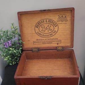 Boîte à cigares ancienne Benson & Hedges, décoration de ferme rustique, gardien de tabac primitif, Tobacciana, boîte à cigares en bois à charnière vers les années 1920