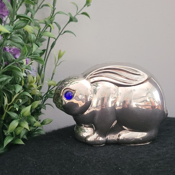 Hucha vintage de mediados de siglo con forma de conejo, fabricada en plata alemana occidental, con ojos azules y marca de escudo "B&W". Hucha de la década de 1960.