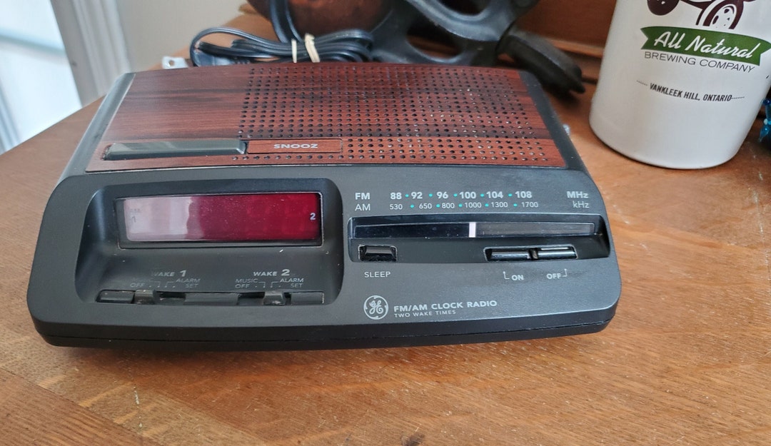 Vintage General Electric FM/AM Clock Radio, DUAL Alarms, Big Red