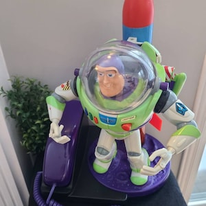 Buzz Lightyear "Den store" Telefon 1996 Brooktel, Lysande rakettelefon, Testad fungerande, Space Ranger Toy Story Tryckknappskommunikator