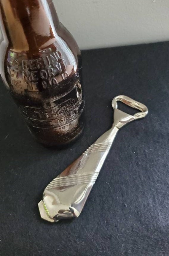 Bottle opener for twist-on caps
