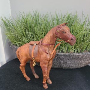Figura de caballo semental noble de cuero vintage, detallada con silla de montar, estribos de metal ~ Majestuoso arte de cuero de caballo de montar de la suerte, dormitorio de oficina