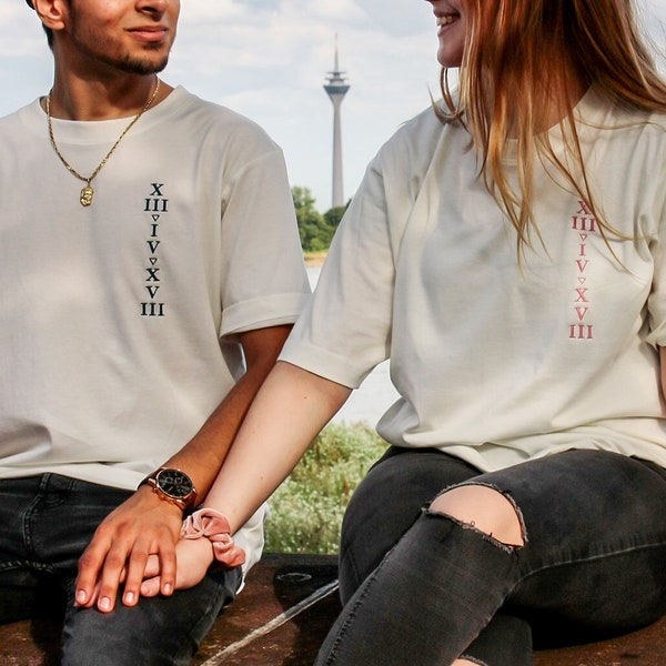 Chemises partenaires brodées personnalisées surdimensionnées unisexe ensemble de 2 Mad White | chiffres romains de date sur le t-shirt | Bâton textile de haute qualité