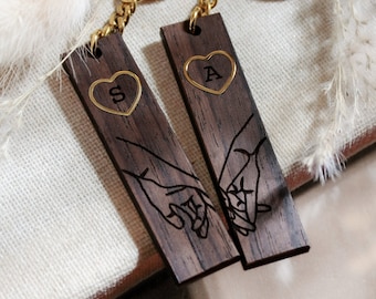 Holding Hands 2-delige hangerset - Gepersonaliseerde sleutelhangers - Sleutelhangers voor koppels - Bruiloft en jubileum