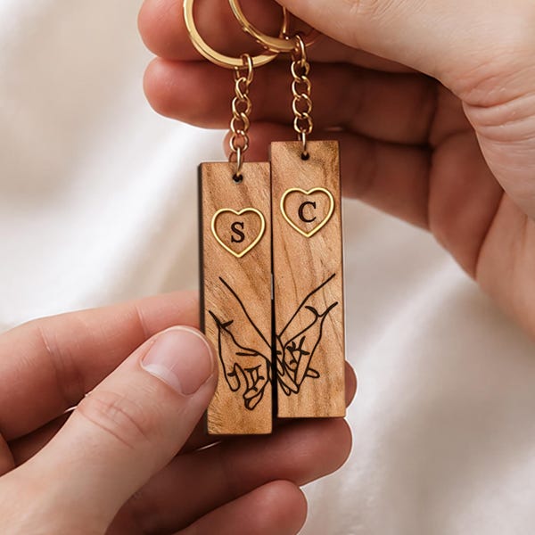 Personalisiertes Schlüsselanhänger 2er-Set für Paare aus Holz mit haltenden Händen & Initialen Gravur – Geschenk zum Jahrestag
