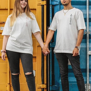 Bestickte Partner Shirts Personalisiert Oversize Unisex 2er Set Mad White Datum Römische Zahlen auf T-Shirt Hochwertiger Textil Stick Bild 2