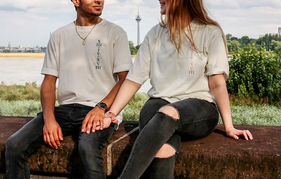 Bestickte Partner Shirts Personalisiert Oversize Unisex 2er Set Mad White | Datum Römische Zahlen auf T-Shirt | Hochwertiger Textil Stick