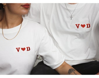Geborduurde partner T-shirts met initiaal en hart | Uniseks oversized | gepersonaliseerd | Leuk cadeau-idee | bruiloftscadeau