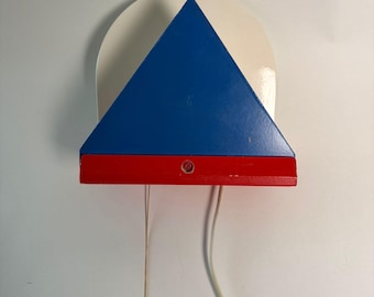 Stoja-wandlamp in Memphis-stijl van Ikea in felle kleuren - ontwerp uit de jaren 80