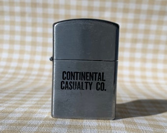 Działająca zabytkowa zapalniczka / Continental Casualty Co. / Ruby Flip Top z połowy XX wieku / Kieszonkowa zapalniczka benzynowa / Prezent dla kobiet i mężczyzn / Krzesiwo Wick / Lata 50. XX wieku