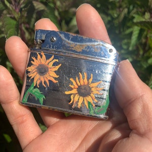Vintage Feuerzeug handbemalt / Sonnenblume / Mid Century ATC Pocket Petrol / Docht Feuerstein / 1960er 60er Jahre / Retro / Geschenk / Damen / Floral