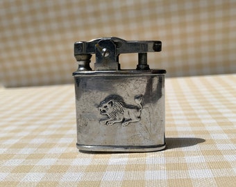 Briquet vintage de travail / gravure rare de lion dragon / motif en relief / usine LinSun des années 1940 et 1940 / exotique Art déco / silex mèche homme femme