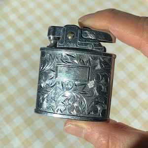 Vintage Feuerzeug / Longin Tokyo / Spring Auto Pocket Petrol / Mid Century / McM 1950s 50s / Docht Flint / Florale Silber Radierung