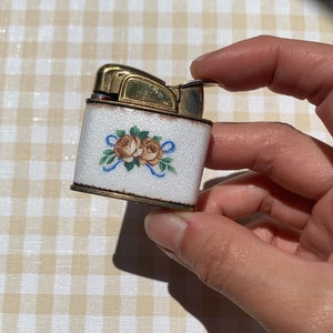 Working Vintage Lighter / 1950s Mid Century Evans / Ladies / Enamel Rose / Wick Flint / Pocket Petrol Reusable Refillable / Petite / Floral