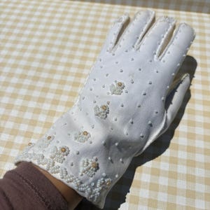 Vintage XS Cream Colored Gloves with Daisy Seed Bead / 1950s 50s McM Mid Century / Dainty / Gift for Ladies / Formal / Wedding / Party