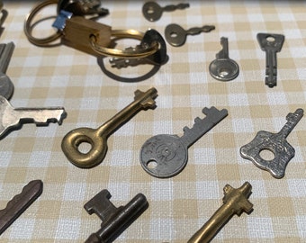 Vintage Lot alter Schlösser + Schlüssel / 20 ish Keys 3 Locks / Kunsthandwerk / Alt / Antik / Skelett / Dekoration / Metall / Messing / Mixed