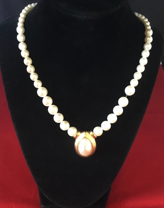 Vintage Napier large pearl drop with graduated faux p… - Gem