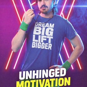 以下が含まれることがあります： 「DREAM BIG LIFT BIGGER」の文字が入った青いTシャツと緑色のショートパンツを着た人。画像には「UNHINGED MOTIVATION」の文字も含まれています。背景にはネオンライトがあります。