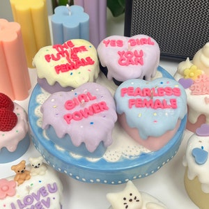 Bolo Feminista em Formato de Coração | O presente perfeito | Vela de bolo | Bolo de aniversário | Presente de aniversário | Presente de aniversário | Presente fofo | Presente Único
