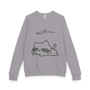 Könnte beinhalten: Ein graues Sweatshirt mit einem Cartoon-Katzen-Design. Die Katze ist in Schwarz mit grünen Augen und einem entspannten Ausdruck gezeichnet. Über der Katze steht das handgeschriebene Wort "WA-" in Schwarz.