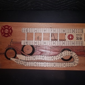 Planche de cribbage sur le thème des pompiers, bois de noyer