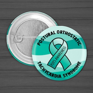 Puede incluir: Bot&oacute;n azul verdoso y blanco con el texto "Postural Orthostatic Tachycardia Syndrome" y una cinta azul verdosa con el texto "POTS Awareness".
