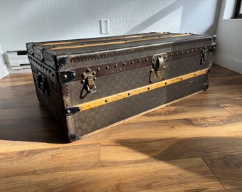 Baúl antiguo Louis Vuitton Cabin 100 de lona Monogram, herrajes de hierro lacado en negro, fechado en 1911, monograma V.B.N [LL]