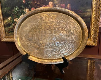 Bandeja antigua de latón estilo renacimiento mameluco, escena figurativa de la corte de Salomón, bandeja ovalada grabada de Oriente Medio, 17,5 pulgadas.