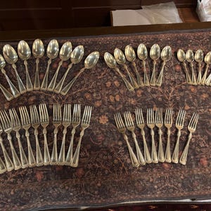 Antyczny zestaw sztućców Gorham Princess Louise Silverplate – 43 elementy – wzór wiktoriański ok. 1881 r. – łyżki i widelce Silverplate z monogramem [Ss
