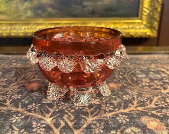 Antyczna wiktoriańska szklana misa, ok. 1890 r., szkło żurawinowe i przezroczyste, falbaniasty brzeg z nakładanymi nóżkami [SP]