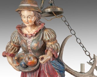 Antyczny żyrandol figuralny Lusterweibchen z Czarnego Lasu, polichromowana drewniana rzeźbiona dziewczyna z owocami, Szwajcaria, XIX wiek [HB]