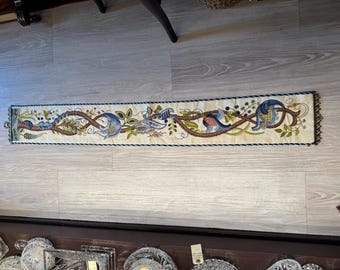 Tirador de campana vintage bordado con Crewel de Elsa Williams / Bordado floral de enredaderas / Monturas de latón ornamentadas / 55” de largo [SR]