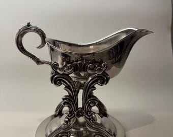 Salsera antigua William Rogers, bañada en plata, sobre soporte [SP]