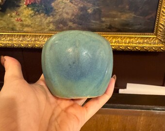 Vaso in ceramica artistica "Farfalla" turchese di Van Briggle, firmato [EW]