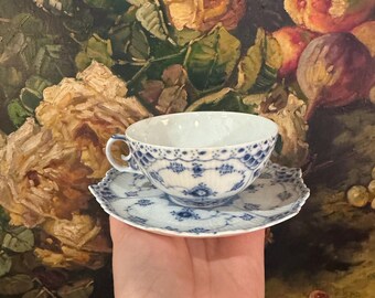 Juego antiguo de taza y platillo de porcelana danesa Royal Copenhagen azul con encaje acanalado / Pintado a mano / Modelo n.° 1130 [Cb]