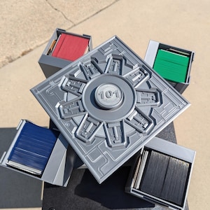 Caja cuádruple temática de Fallout Vault para CUATRO mazos de cartas coleccionables de Magic The Gathering u otros con fundas dobles de 100 cartas más dados de Pokémon FaB