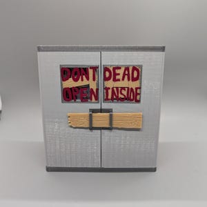 No mueras. Abre el interior de la caja de mazo temática de Walking Dead para MTG Commander EDH TCG. Funda doble de 100 cartas con capacidad para carga superior o un toque.