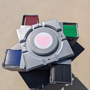 Boîte pour quatre decks Portal Companion pour FOUR, 100 cartes Magic The Gathering ou autres jeux de cartes à collectionner, plus des dés Pokemon FaB